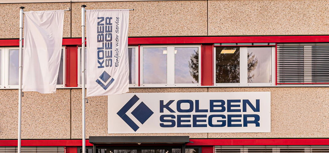 Eingangsbereich der Kolben-Seeger Firmenzentrale in Steinbach im Taunus mit Firmenlogo und Fahnen von vorne