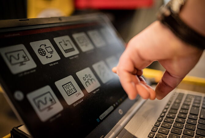 Beaebeitungssystem auf einem Laptop für Motorenwartungen