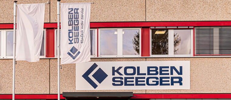 Eingangsbereich der Kolben-Seeger Firmenzentrale in Steinbach im Taunus mit Firmenlogo und Fahnen von vorne