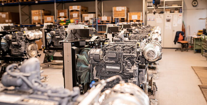 Dieselmotoren im Kolben-Seeger Lager / Perspektive seitlich