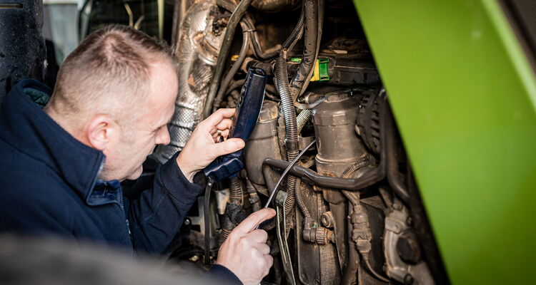 Detailaufnahme einer Motoruntersuchung