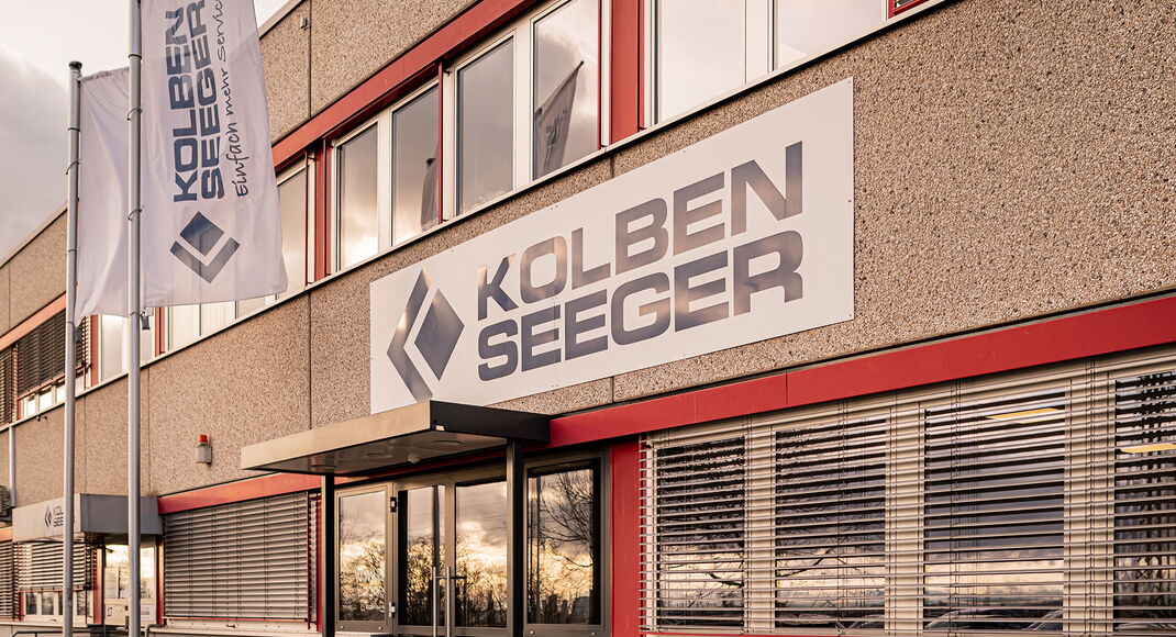 Eingangsbereich der Kolben-Seeger Firmenzentrale in Steinbach im Taunus mit Firmenlogo und Fahnen